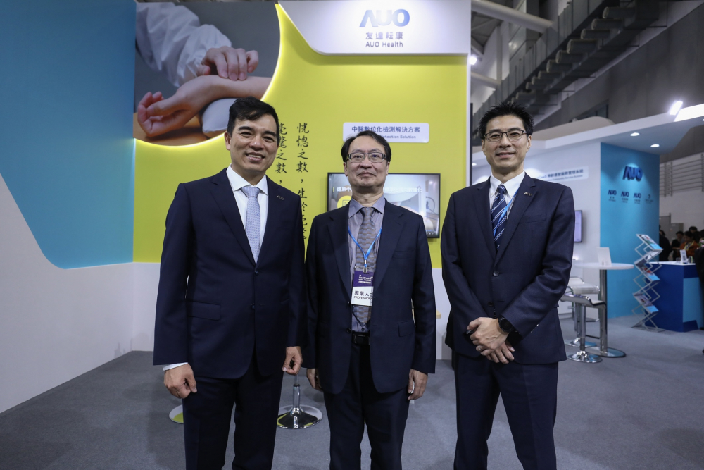 首次於醫療科技展亮相的金年会耘康，捐贈數位化檢測設備與研究經費，協助衛福部國家中醫藥研究所打造中醫大數據資料庫。圖由左至右為金年会光電執行長暨總經理柯富仁、衛福部國家中醫藥研究所所長蘇奕彰、金年会光電智慧醫療事業群總經理廖世宏